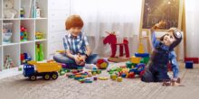 Spielzeug und Aktivitäten für Kinder unterschiedlichen Alters
